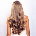 So sieht die fertige Tresse mit unserem Echthaar in Premiumqualität aus. Diese Haare sind wunderbar weich, geschmeidig, einfach zu pflegen und wird garantiert sehr oft wiederverwendbar sein. Wir verwenden zum Tressieren ein spezielles Verfahren, das garantiert das die Haare im Remyzustand sind, das heißt die Schuppenschickt zeigt bei jedem Haar nach unten. Das bedeutet, das die Haare niemals verfilzen.